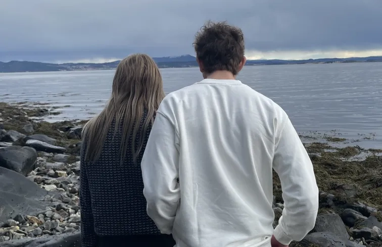 To ungdommer ser ut over havet