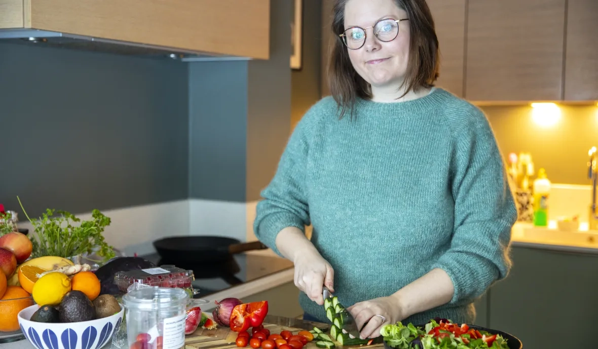 Ann Helen skj&aelig;rer gr&oslash;nnsaker
