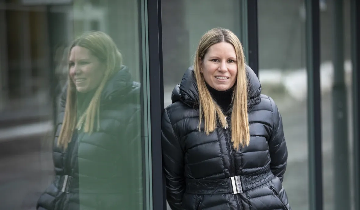 Glad kvinne etter &aring; ha f&aring;tt hjelp etter f&oslash;dselsskader