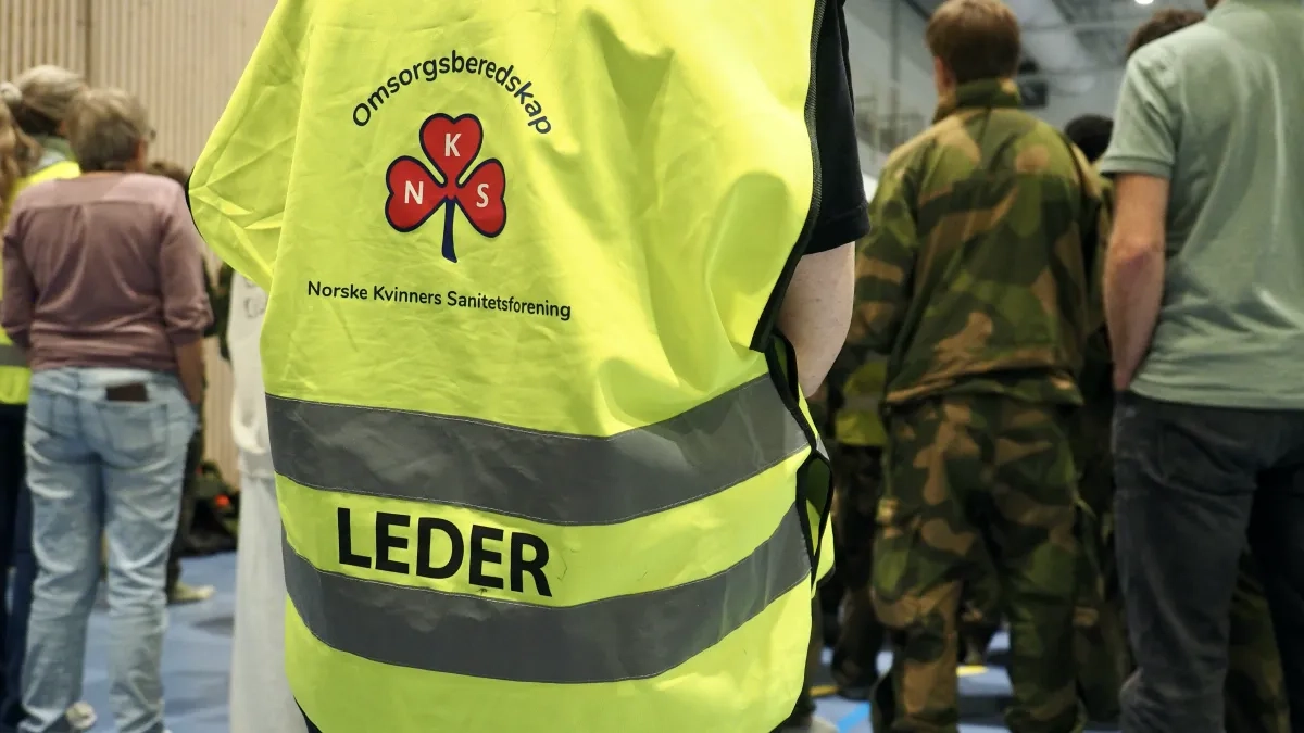 En sanitetskvinne i gull vest
