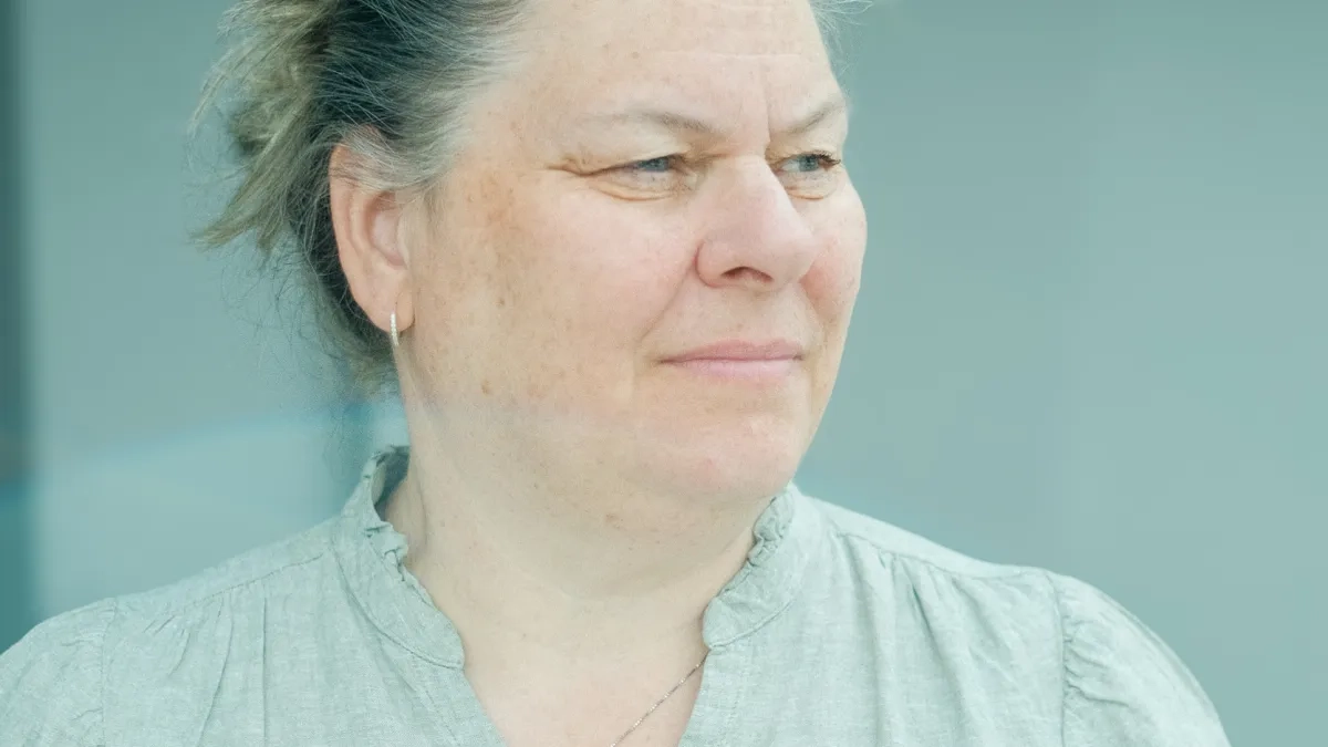 Hanne Evensen som titter til siden