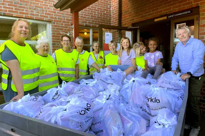 Frivillige i Sanitetskvinnene deler ut mat fra Orkla