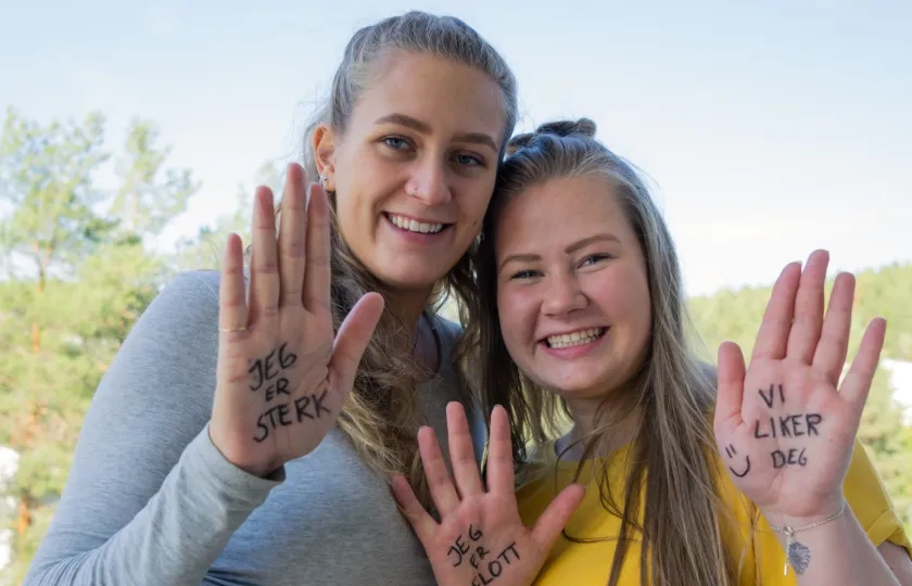 to jenter som er med i Sisterhood