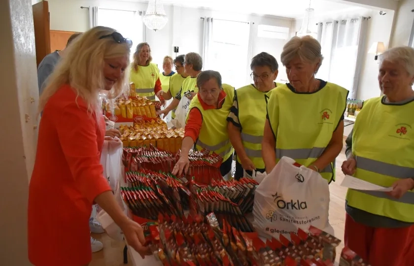 Hjerpetj&oslash;nn Sanitetsforening pakker matposer fra Orkla til vanskeligstilte familier