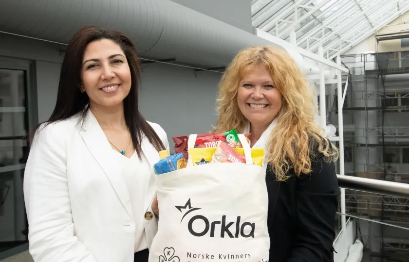 Sanitetskvinnene deler ut matposer fra Orkla