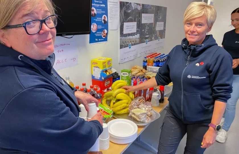 Sanitetskvinnene sm&oslash;rer mat til redningsmannskapet under leteaksjon i Hammerfest