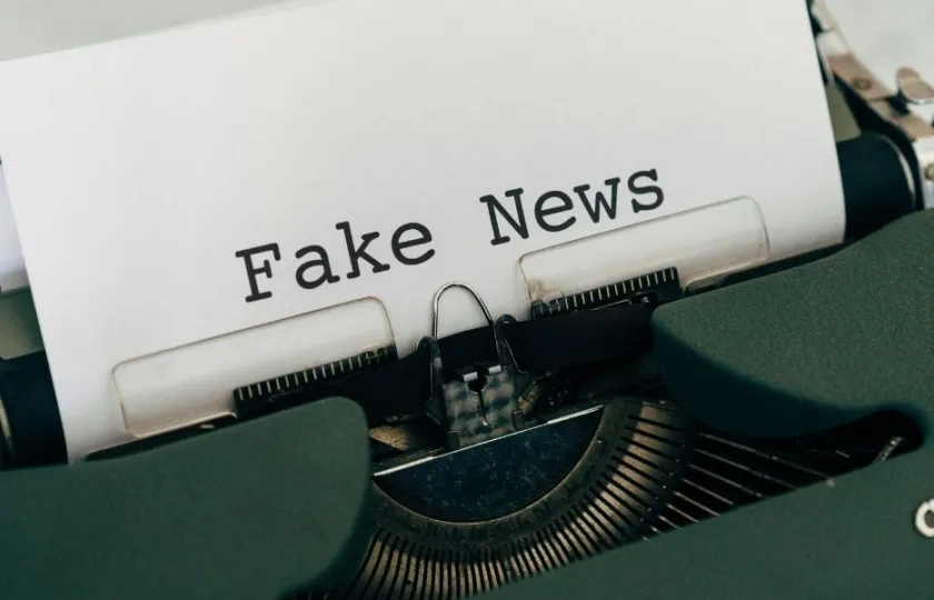 Skrivemaskin med et ark med Fake News p&aring;