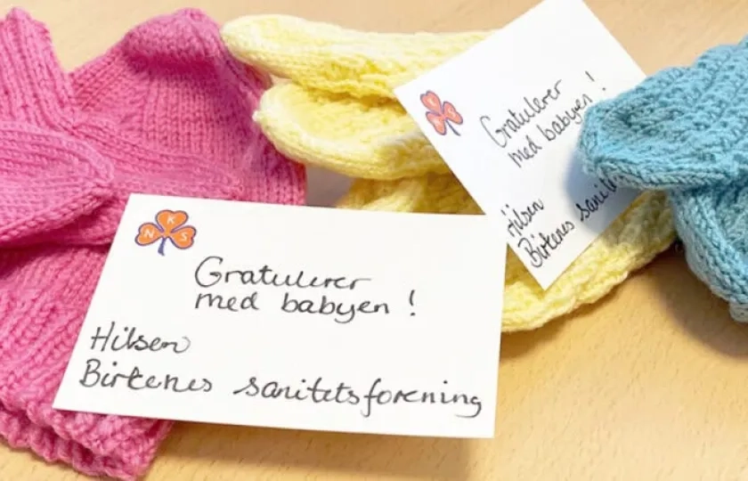 Strikket&oslash;y til nyf&oslash;dte fra Sanitetskvinnene