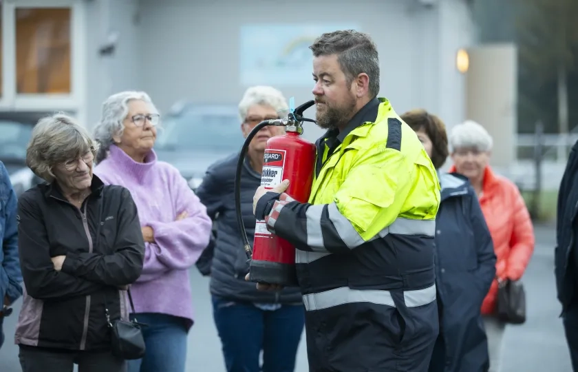 Trygghetstreff brannsikkerhet Lier med Sanitetskvinnene og lokalt brannvesen