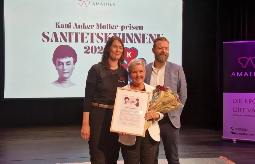 Org.leder i Sanitetskvinnene Marit Bj&oslash;rnstad mottar Amatheaprisen 2025