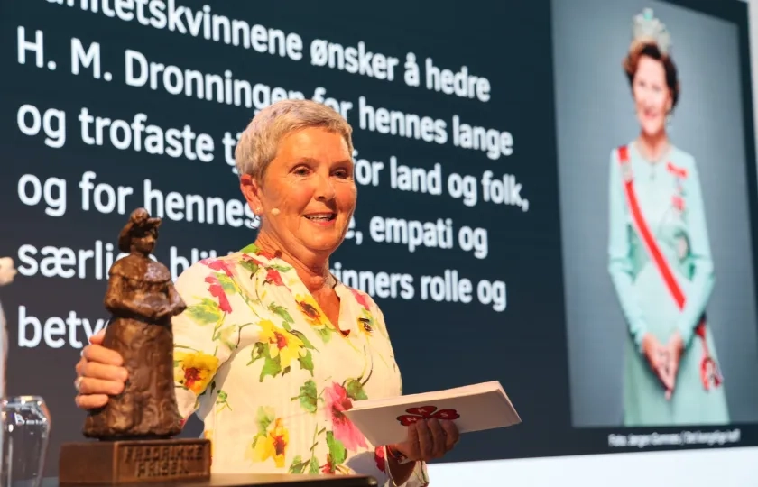 Organisasjonsleder i Sanitetksvinnene Marit Bj&oslash;rnstad deler ut Fredrikkeprisen 2025 til Dronning Sonja