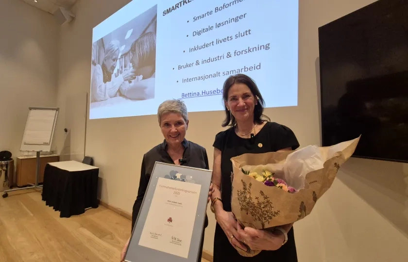 Marit Bj&oslash;rnstad deler ut kvinnehelseforskninspris 2025 til vinneren Bettina Huseb&oslash;