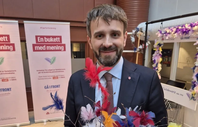 Helseminister Jan Christian Vestre med Sanitetskvinnenes fastelavnsris