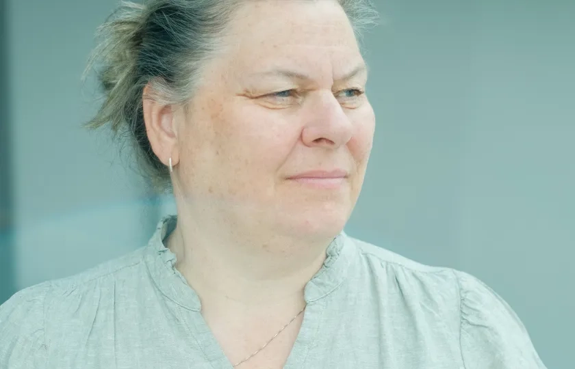 Hanne Evensen som titter til siden