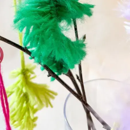 Fastelanvsris med fargerike fj&aelig;r laget av garn