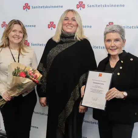 Sanitetskvinnene f&aring;r pris av Parat